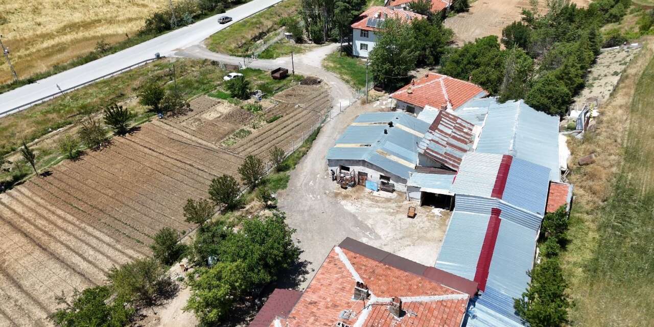 Komşunun kurduğu çitlerden dolayı evine gidecek yol kalmadığını iddia etti