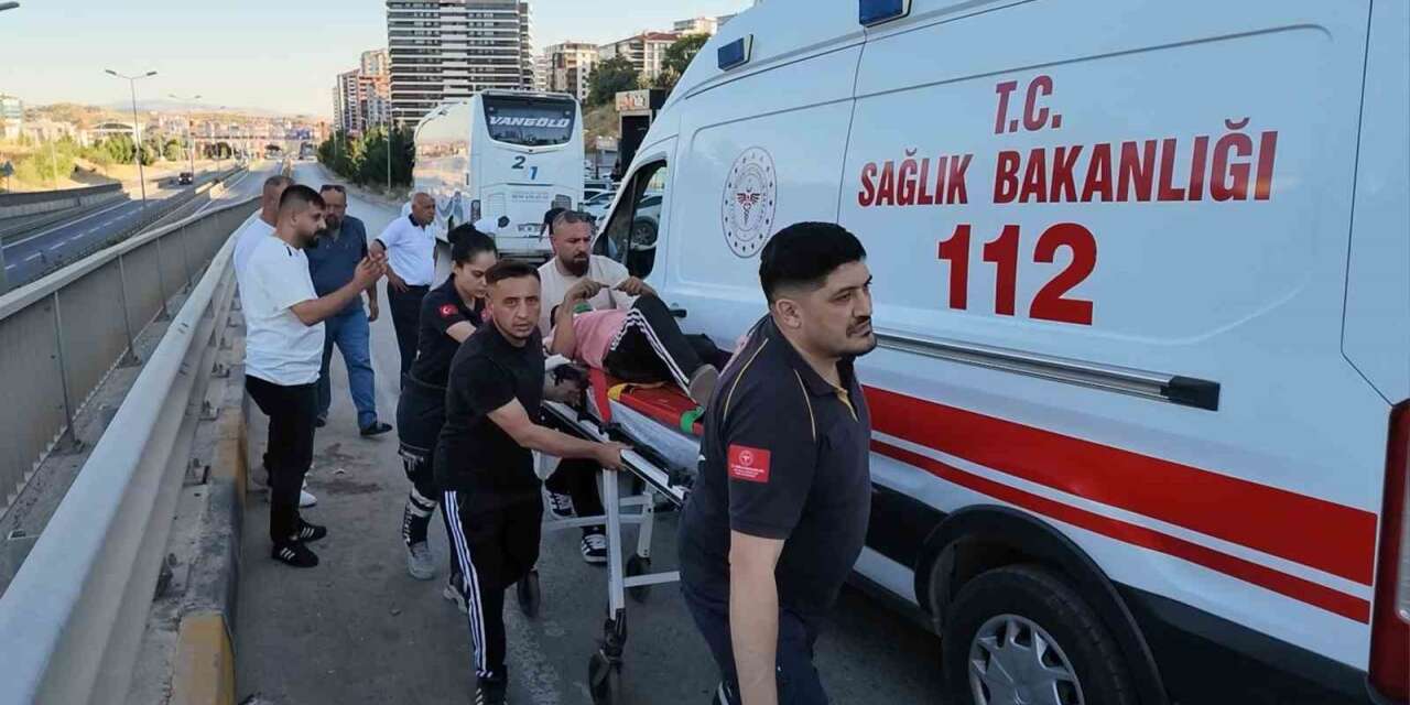 Ehliyetsiz sürücü, otomobil ve yolcu otobüsüne çarptı