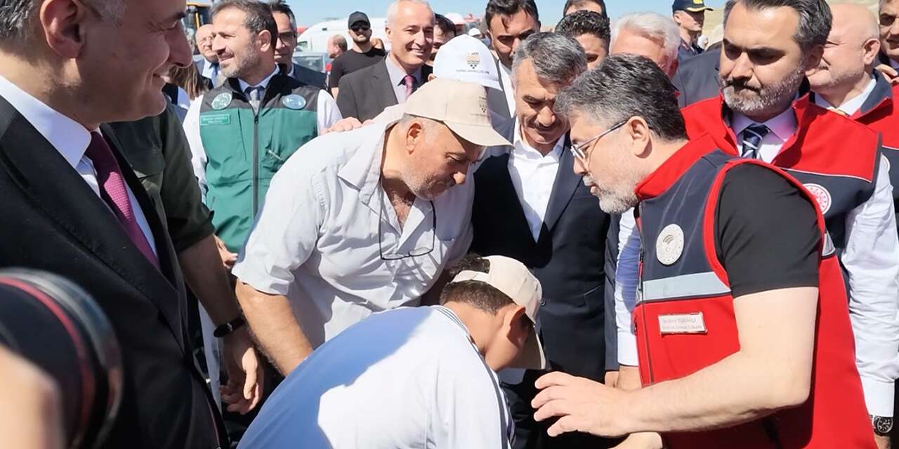 Bakan Yumaklı'dan elini öpmek isteyen çocuğa esprili cevap