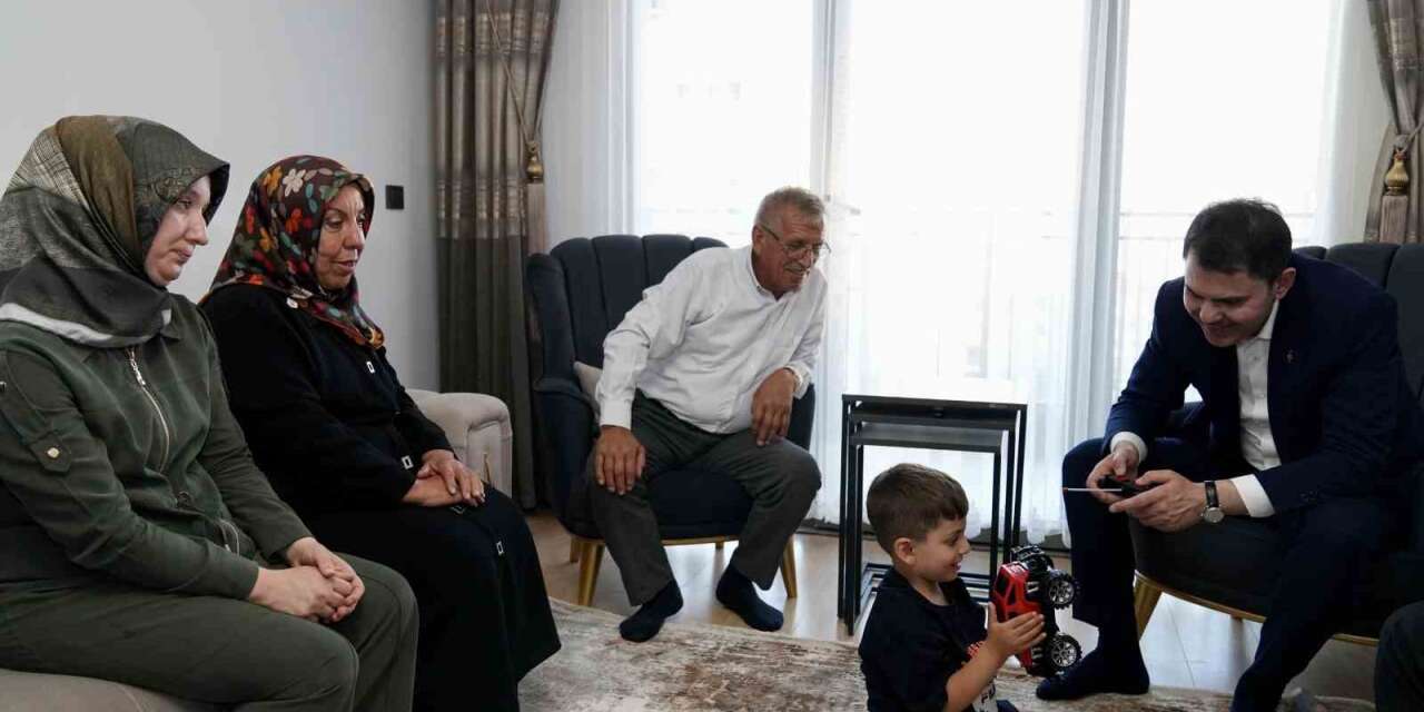 Bakan Kurum’dan depremzede Yusuf ve dedesine ziyaret