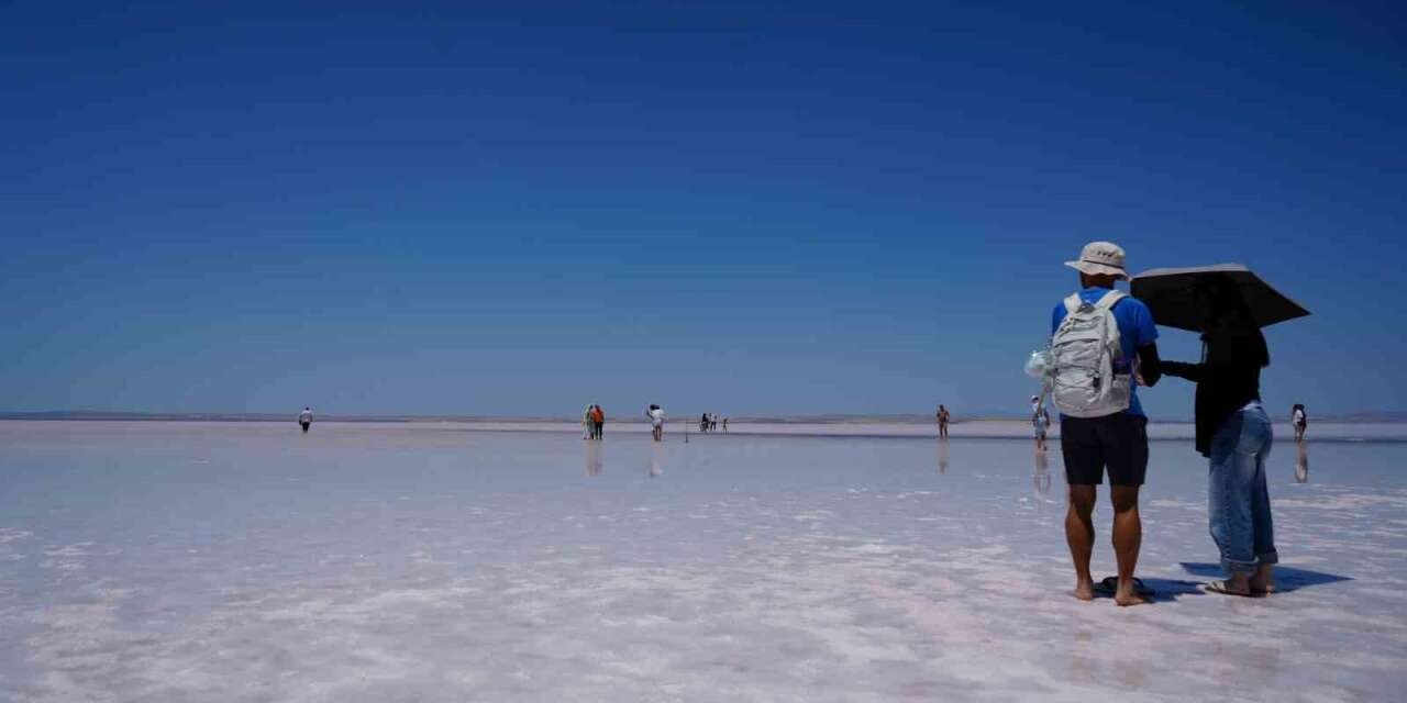 Tuz Gölü pembe renge büründü, turistler bölgeye akın etti