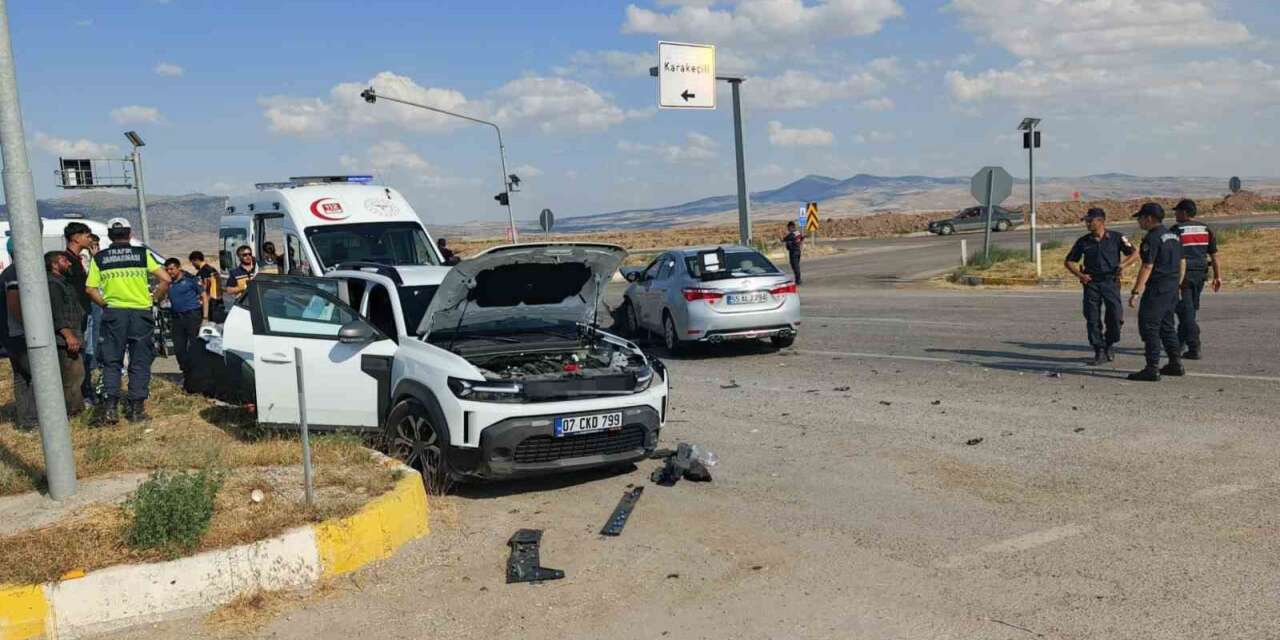 Kırıkkale’de iki otomobil çarpıştı: 6 yaralı