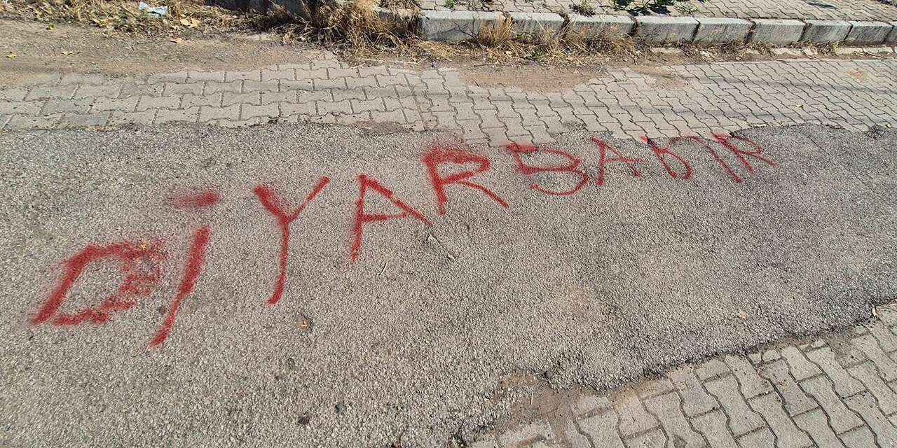 Kırıkkale’de yol ortasına yazılan “Diyarbakır” yazısı gizem yarattı!