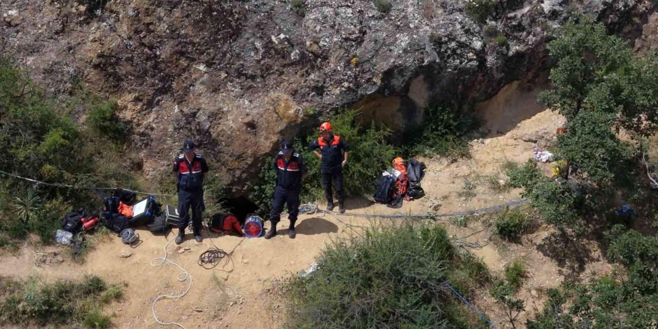 Define aradığı mağarada sıkıştı: Ekipler kurtarmak için zamanla yarışıyor