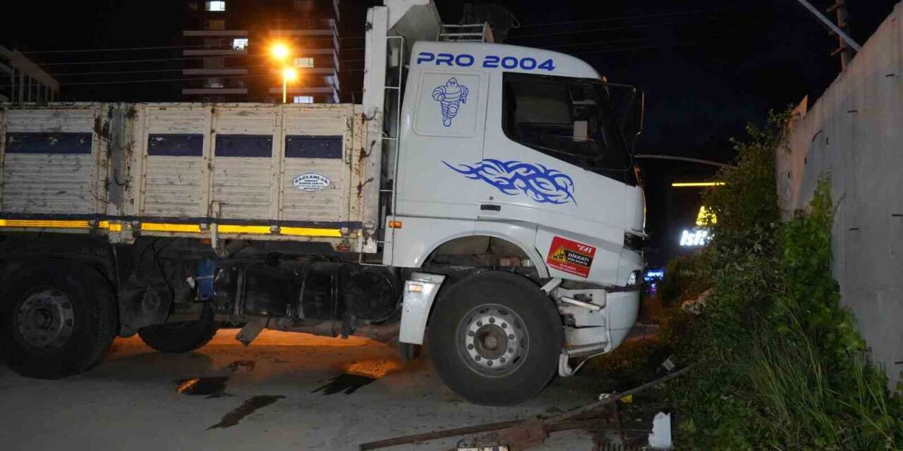 Direksiyon başında fenalaşan sürücü, istinat duvarına çarptı
