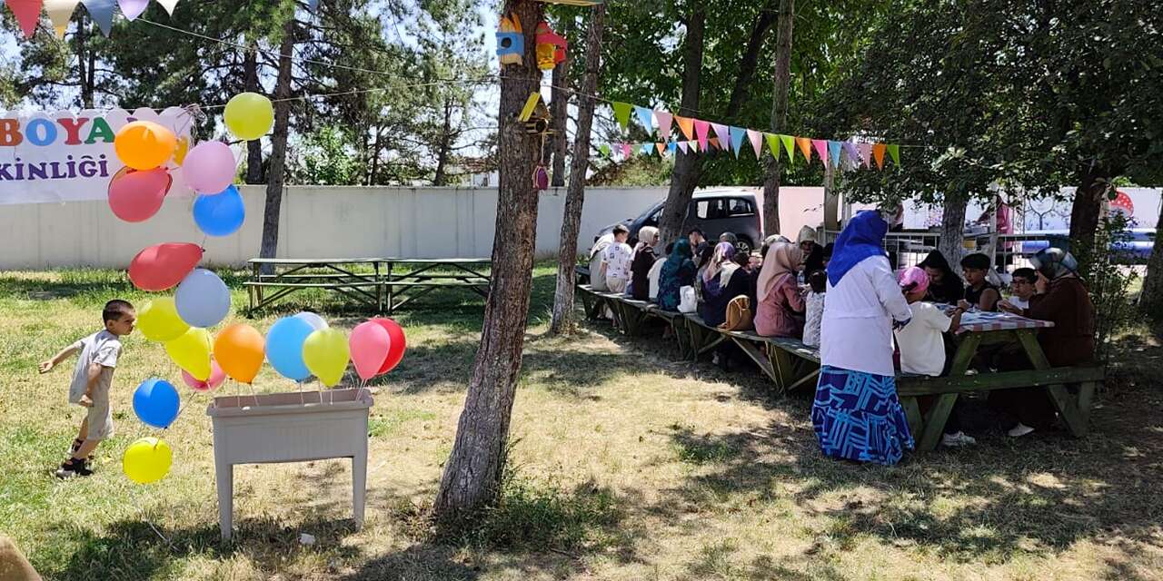 Süleymaniye Okulu’nda anneler ve öğrenciler çanta boyama etkinliğinde buluştu