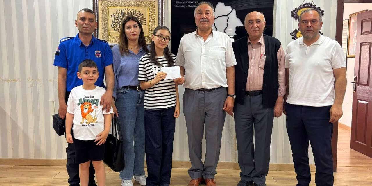 Bursluluk sınavını kazanan öğrenciler ödüllendirildi
