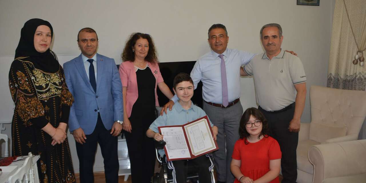 Eğitim azmi engel tanımadı: Mezuniyet sevinci evine geldi!