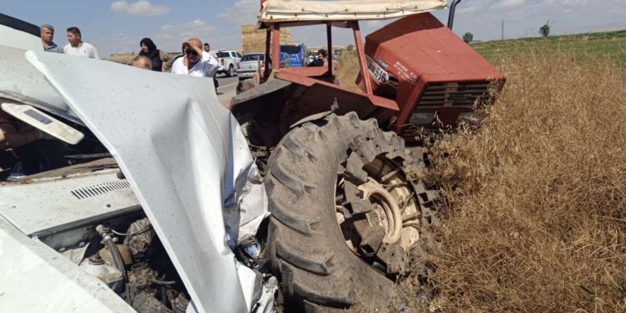 Çankırı’da otomobil park halindeki traktöre çarptı