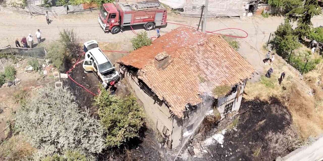 Ot yangınının sıçradığı ahşap ev ve aracı küle dönmekten itfaiye ekipleri kurtardı