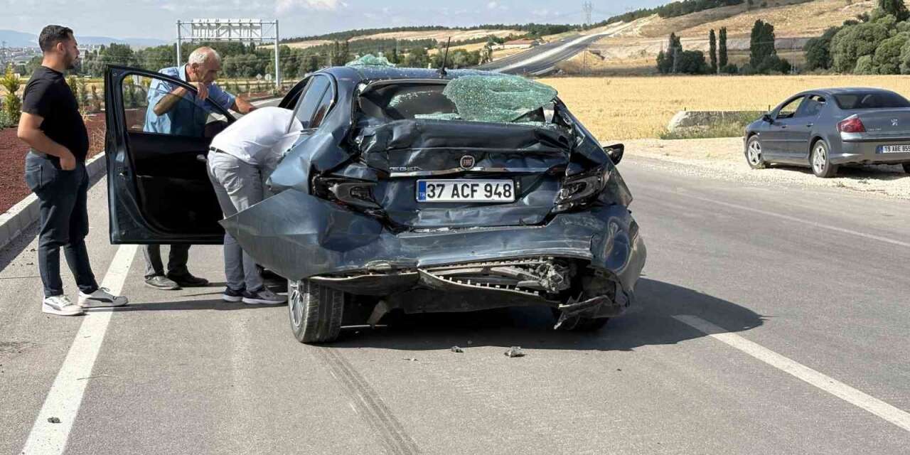 Çorum’da tır ile çarpışan otomobil kullanılmaz hale geldi