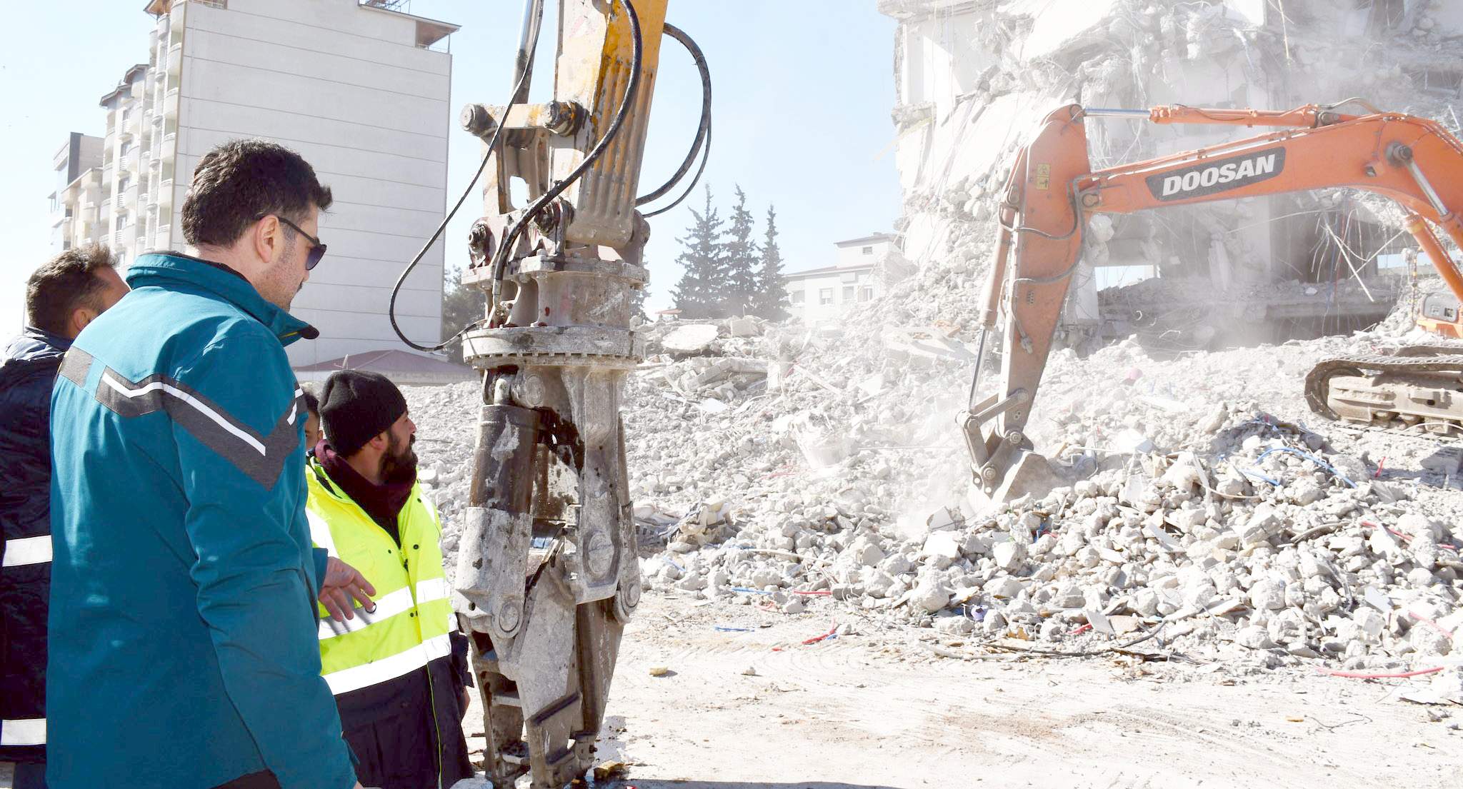 AĞIR HASARLI BİNALARIN YIKIMINA BAŞLANDI