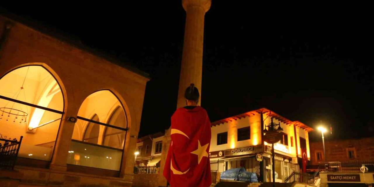 15 Temmuz şehitleri için sela okundu: Genç kız gözyaşlarını tutamadı