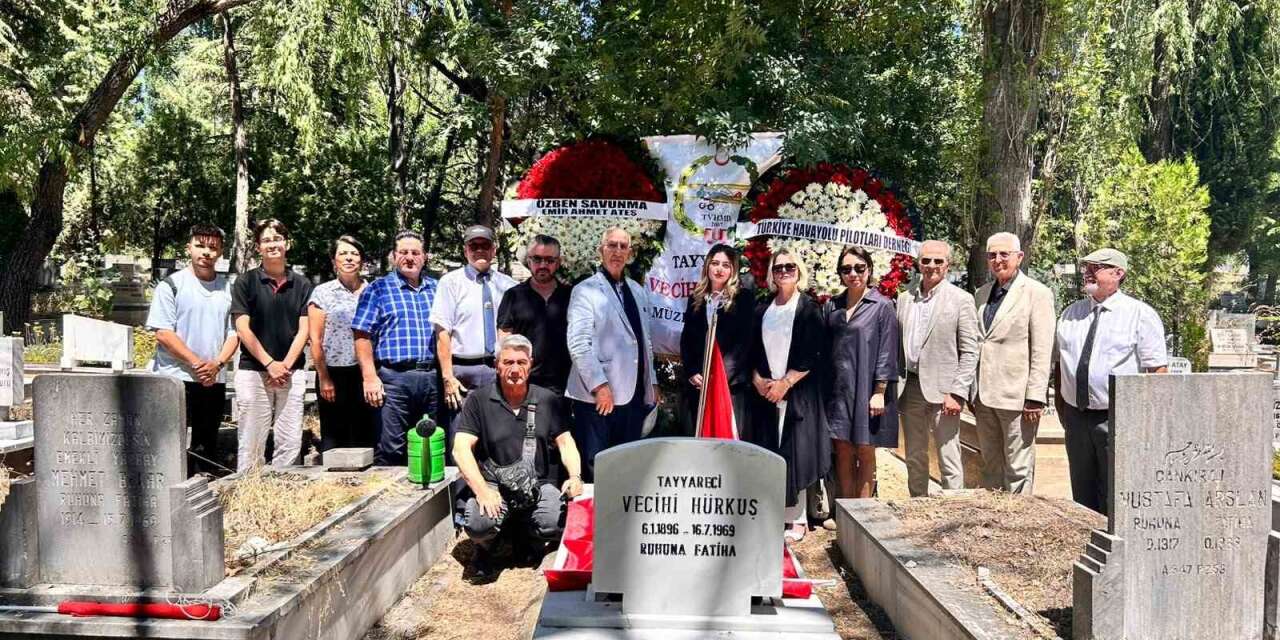 Vecihi Hürkuş kabri başında anıldı