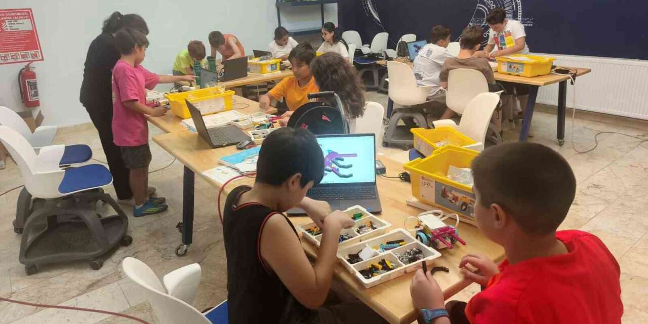 Bilim Sincan’da geleceğin mühendisleri kendi robotlarını üretiyor