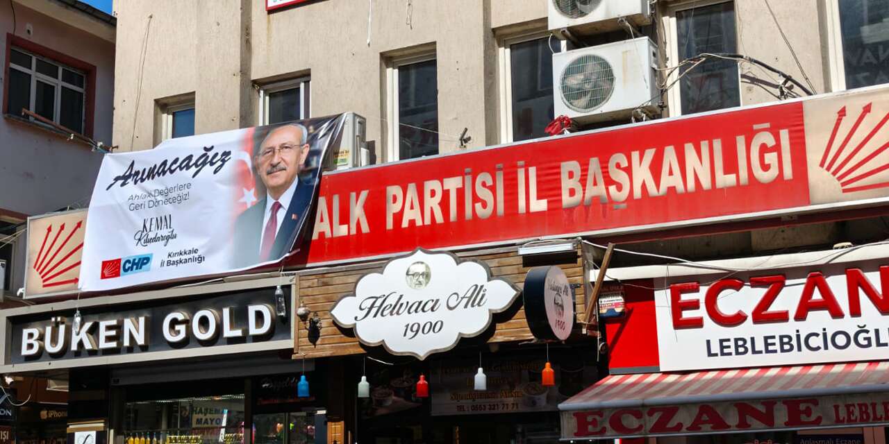 Özgür Özel'in ziyareti öncesi Kılıçdaroğlu'nun "Arınacağız" pankartını astılar