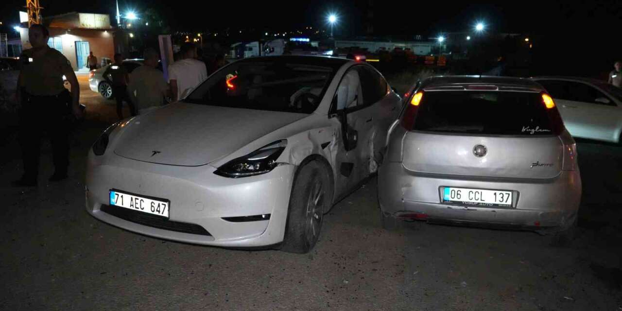 Kaza yaptı, olay yerinden kaçtı! 4 kişi yaralandı