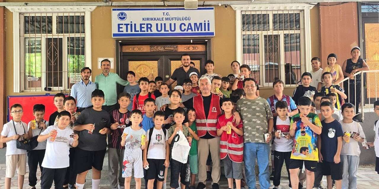 Çocuklar camide buluştu! Yaz Kursu öğrencilerine sürpriz ikram