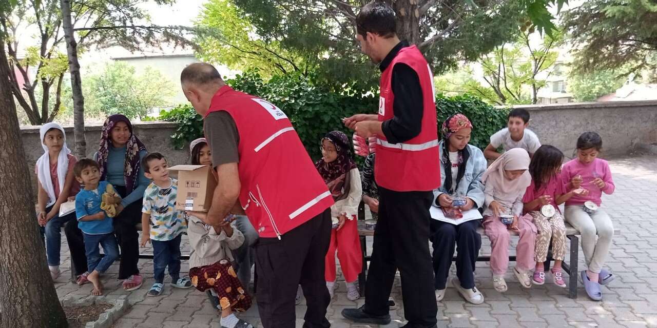 Miniklere sürpriz! Kızılay’dan çocukların yüzünü güldüren ikram