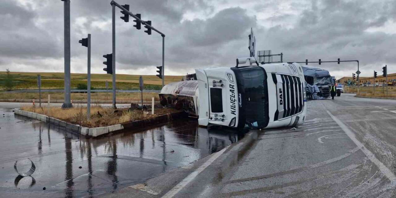 Çorum’da tır ile tanker çarpıştı: 2 yaralı