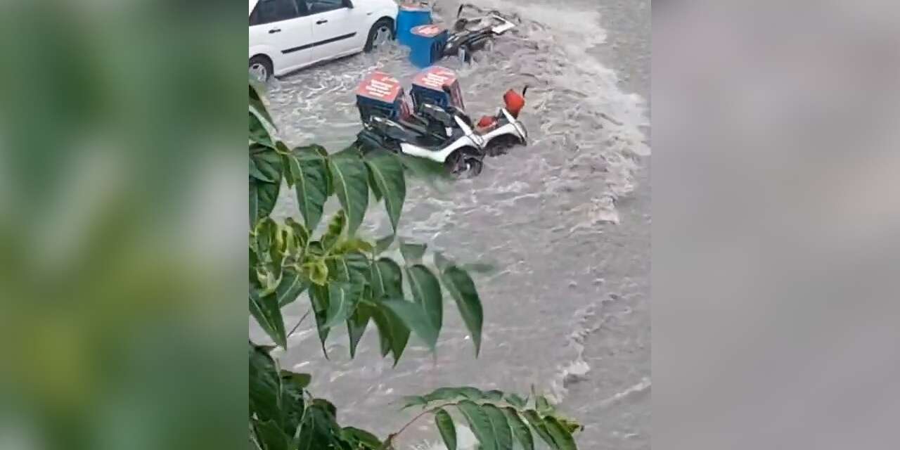 Ankara’da şiddetli sağanak: Sel suları motosikletleri sürükledi