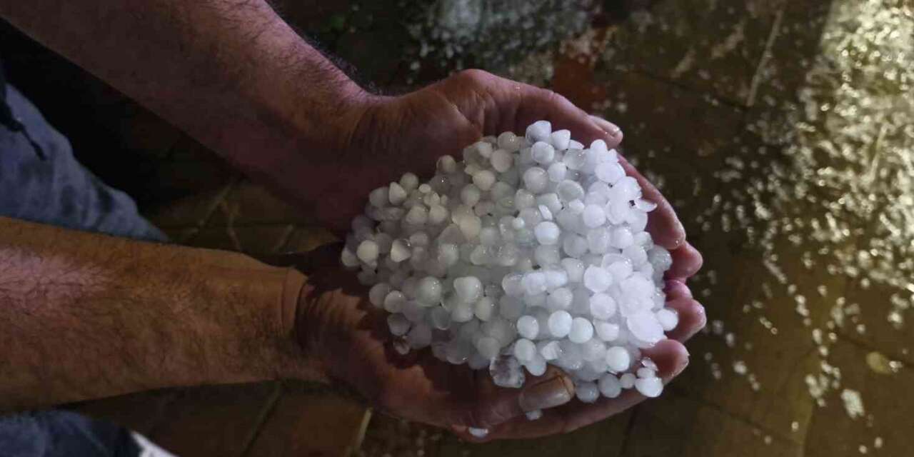 Alaca’da sağanak doluya dönüştü, cadde ve sokaklar beyaza büründü