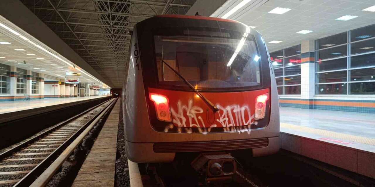 Ankara’da iki şahıs metro vagonlarına grafiti yaptı: O anlar güvenlik kamerasına yansıdı