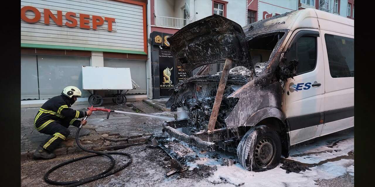 Park halindeki minibüste yangın çıktı