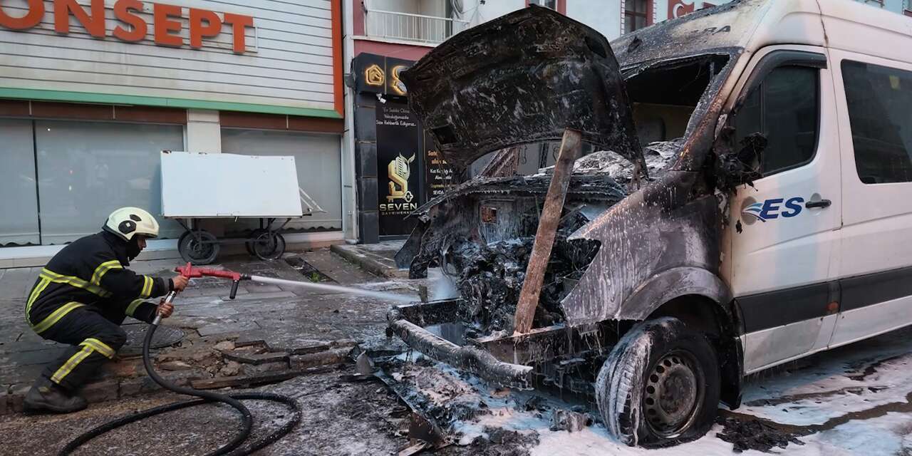 Park halindeki minibüste yangın çıktı
