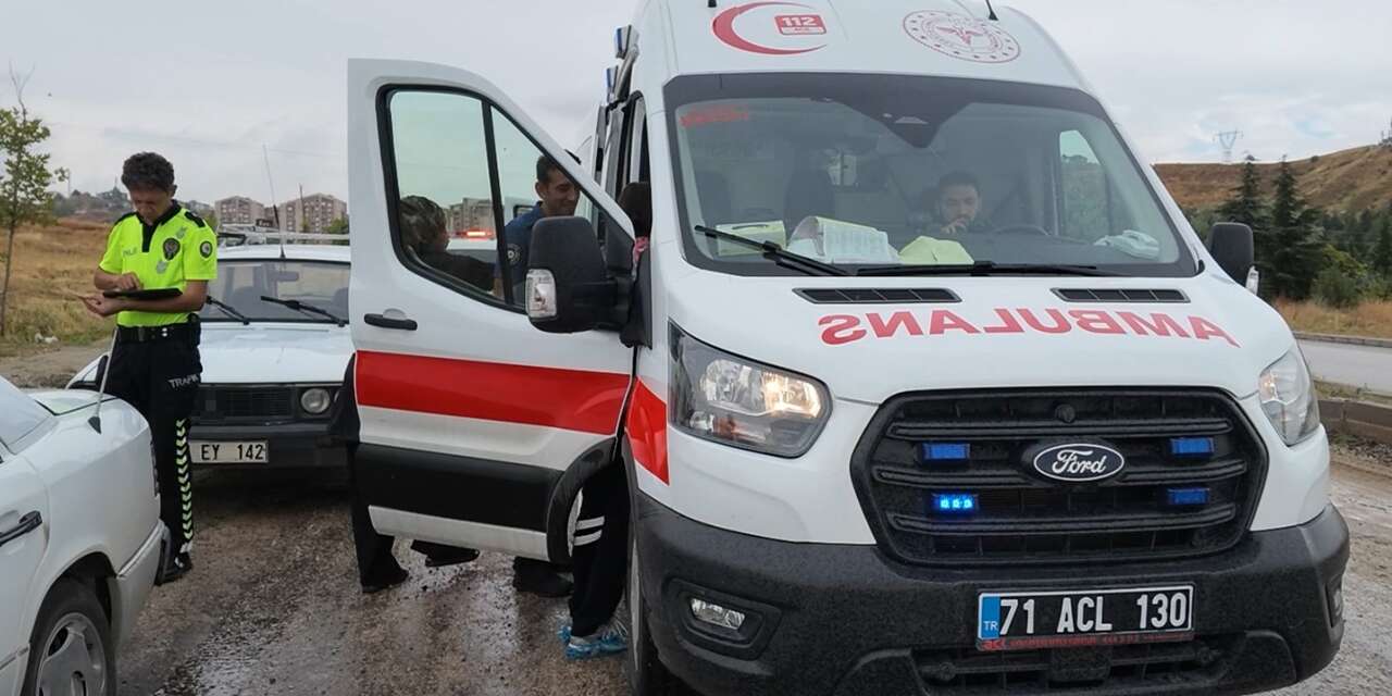 Seyir halinde iki otomobil çarpıştı: 3 kişi yaralandı