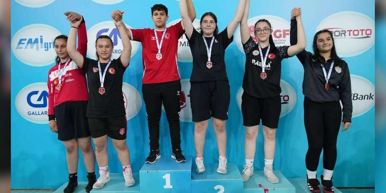 Kastamonulu genç güreşçi Yüsra, Türkiye üçüncüsü oldu