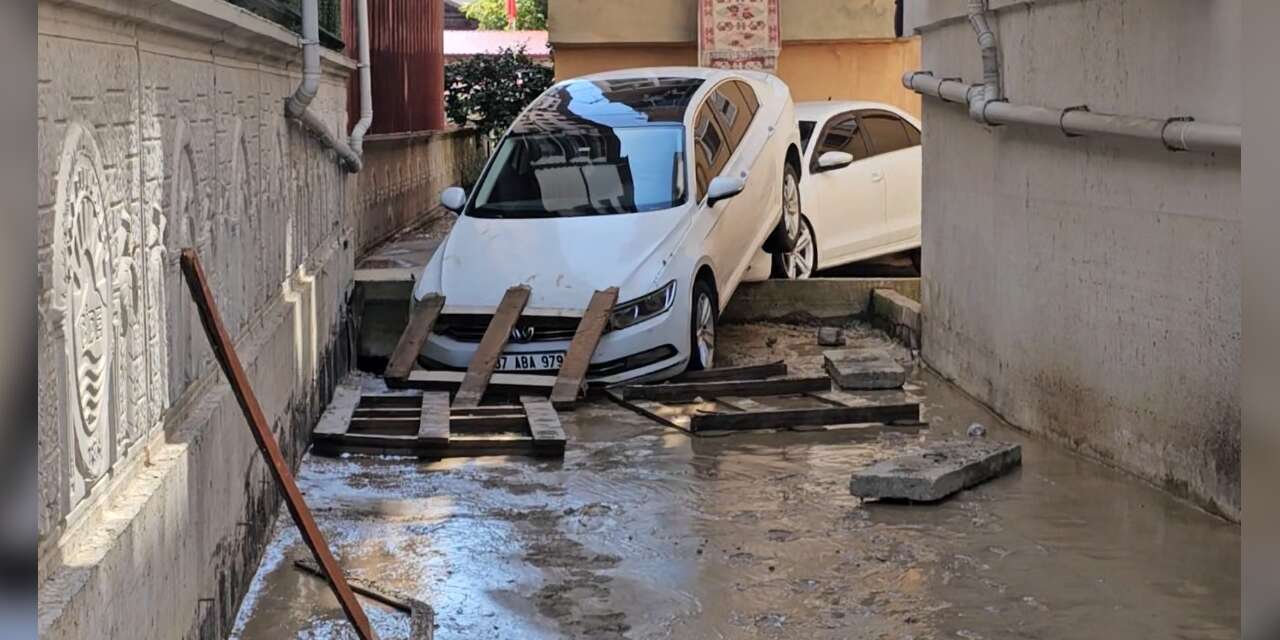 Kastamonu’da selin vurduğu ilçede temizlik çalışmaları sürüyor