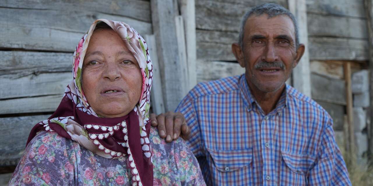 Evleri yanan kadın gözyaşı döken eşini teselli etti