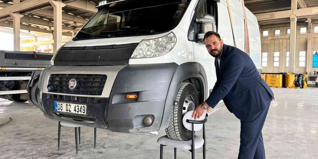2,5 tonluk minibüsü sandalyenin üzerinde taşıdı