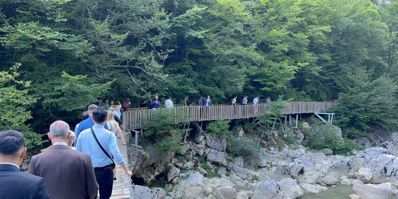 Büyükelçiler doğal güzelliğiyle mest eden Horma Kanyonunu gezdi