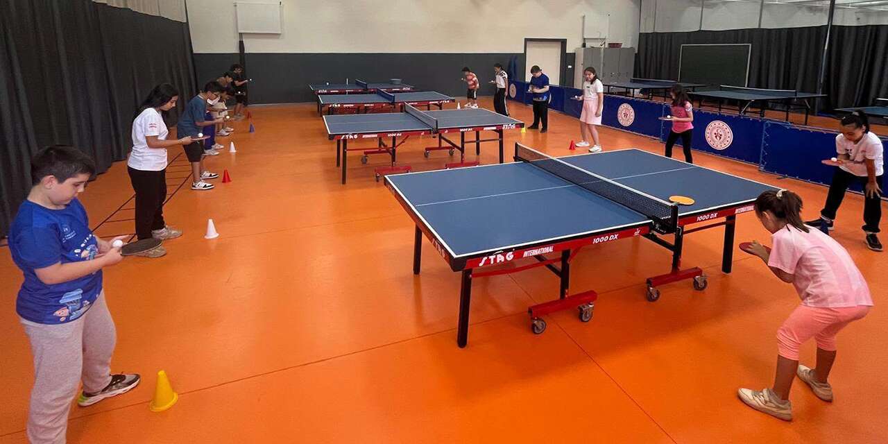 Çocukların yaz tatilini spor okullarında geçiriyor