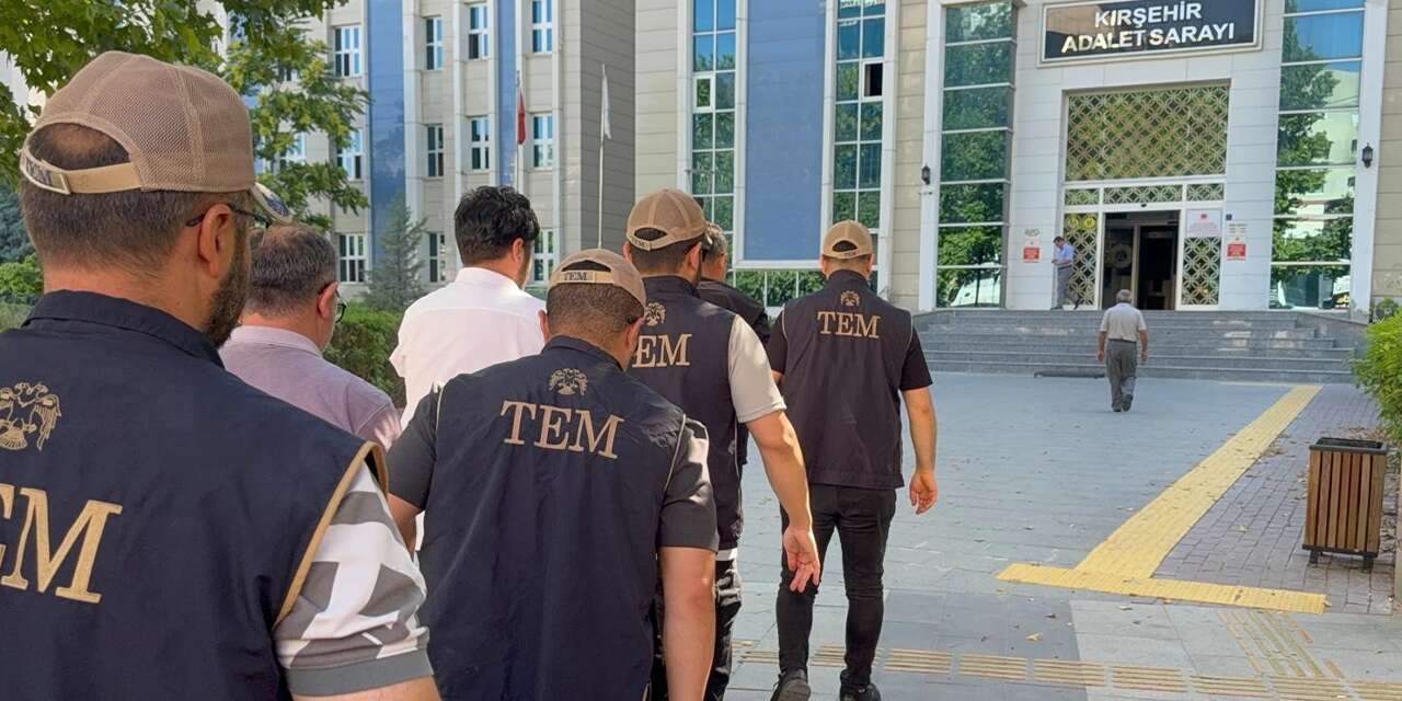 FETÖ operasyonunda 8 gözaltı