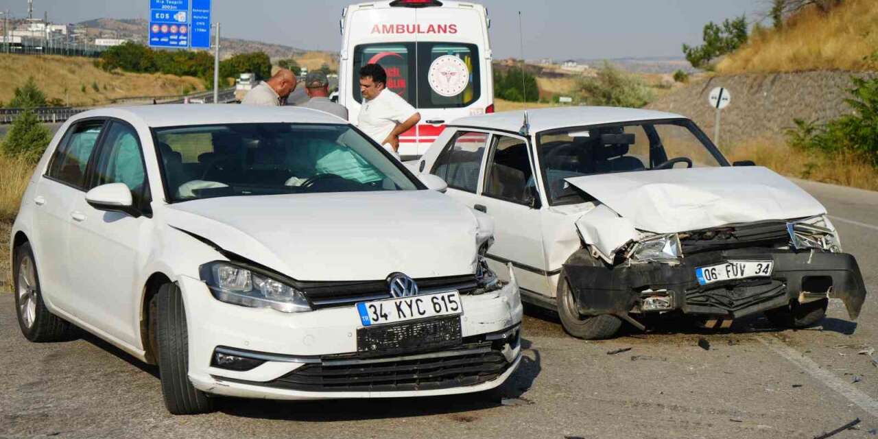 Kırıkkale’de iki otomobil kafa kafaya çarpıştı