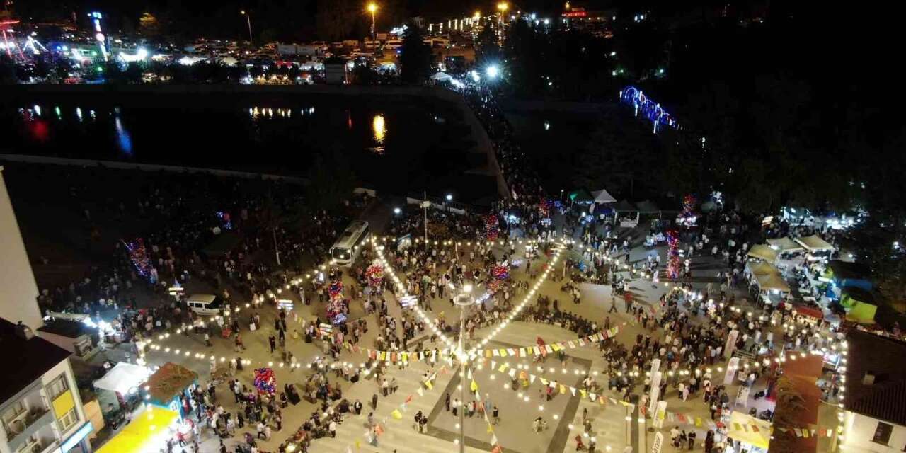 36 bin nüfuslu ilçeye insan seli: Festival sokakları doldurdu, kilometrelerce uzunlukta araç kuyruğu oluştu