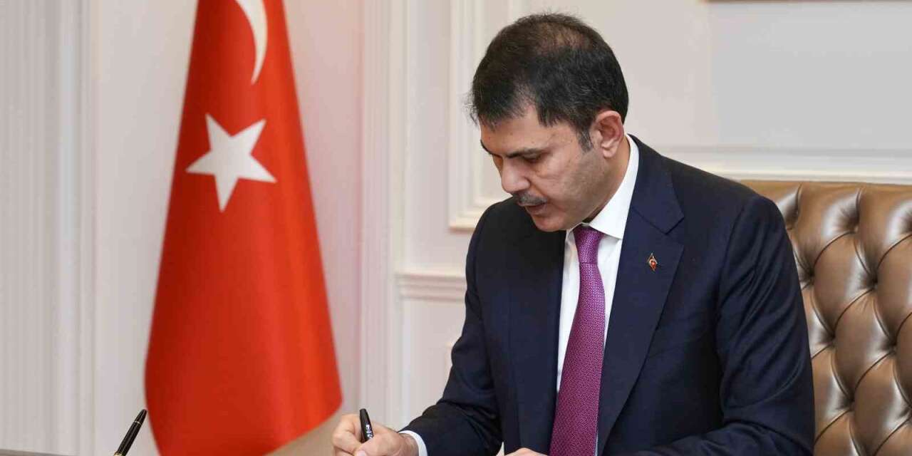 Bakan Kurum: "Bir yıl önce depremin yaralarını sarmak için seferber olduğumuz Sındırgı’da, bugün yeni yuvalarımız yükseliyor"