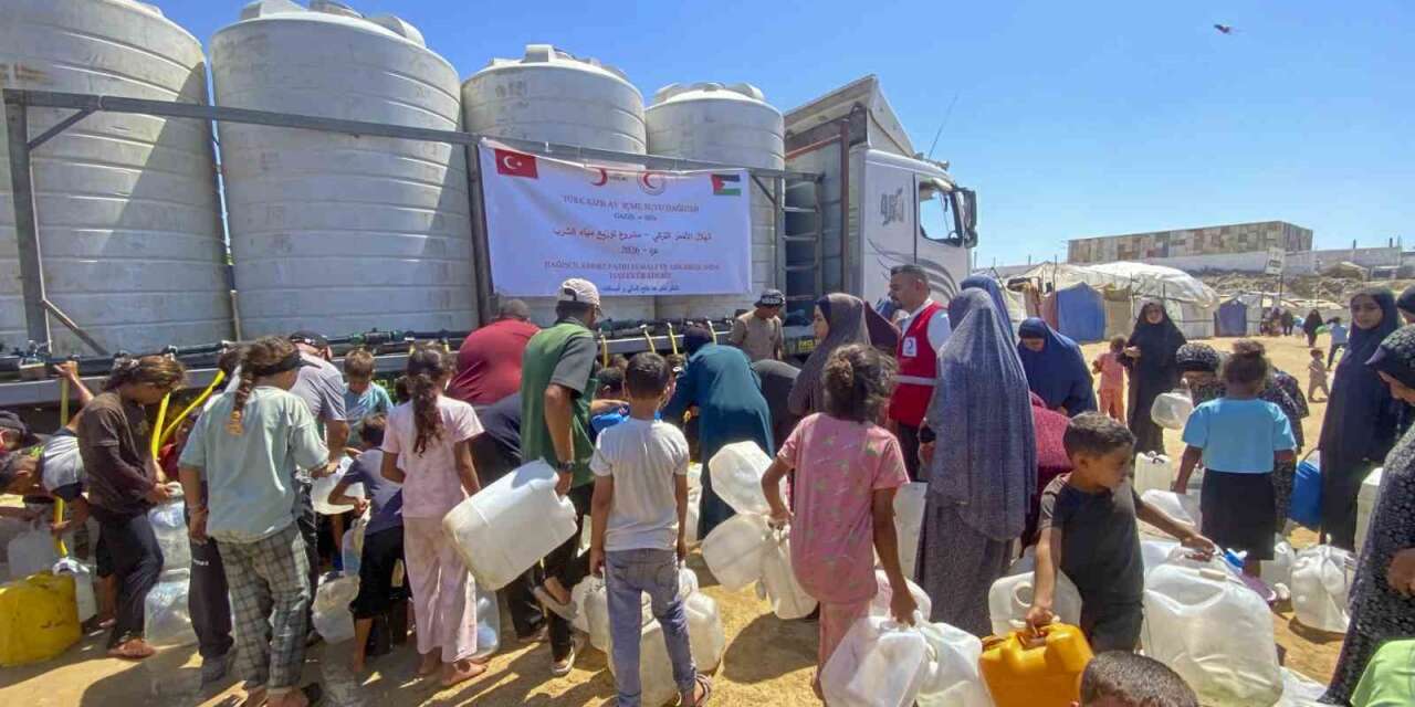 Türk Kızılay Gazze’de artan salgın hastalıklara karşı hijyen kiti ve temiz içme suyu dağıtıyor