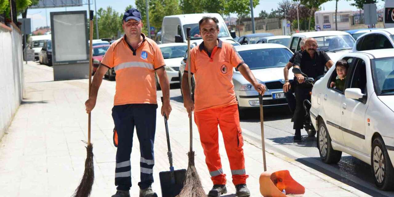 Çorum’da yolda kalan sürücünün yardımına belediye temizlik personeli koştu