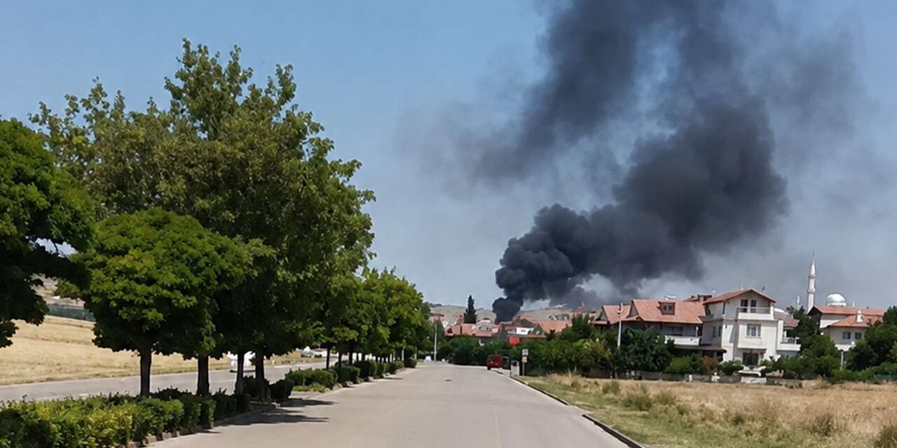İnşaat halindeki dubleks evin çatısı alevlere teslim oldu