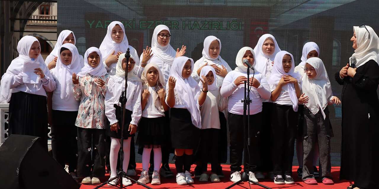 Nur Camii avlusu çocuk sesleriyle şenlendi