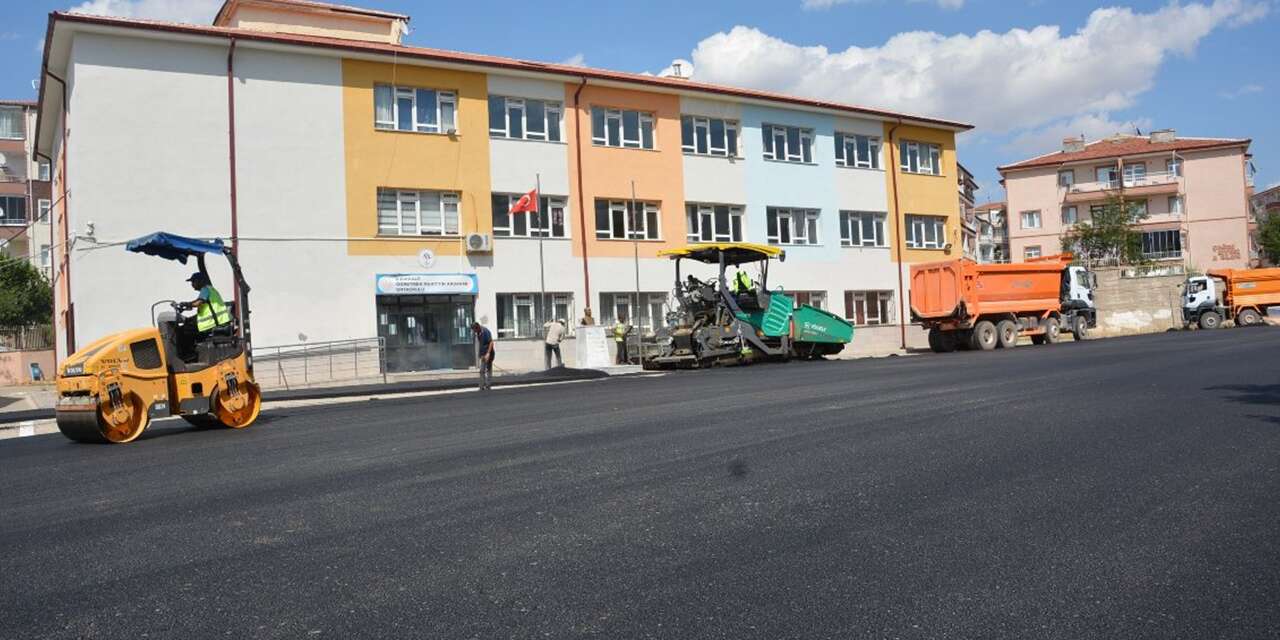 Okul bahçeleri asfaltlanıyor: Ekiplerden hummalı çalışma