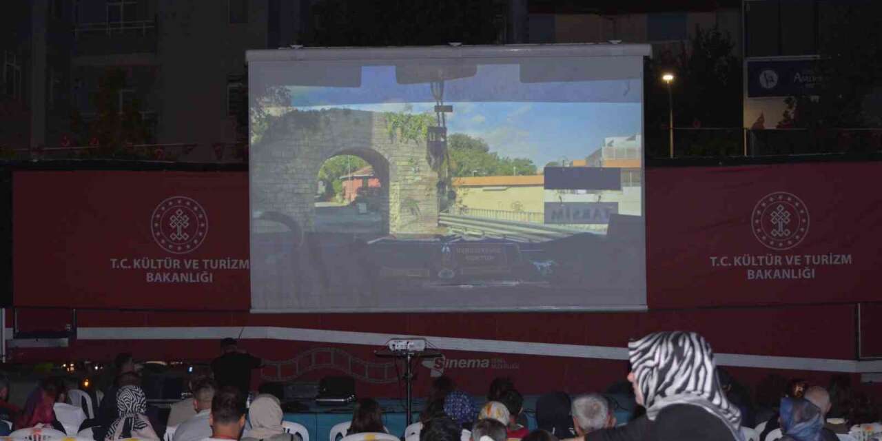Gezen sinema tırı Çorum’da vatandaşlara nostalji yaşattı