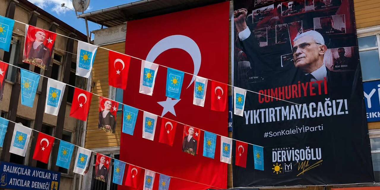 İYİ Parti’den Cumhuriyet’i yıktırmayacağız pankartı!