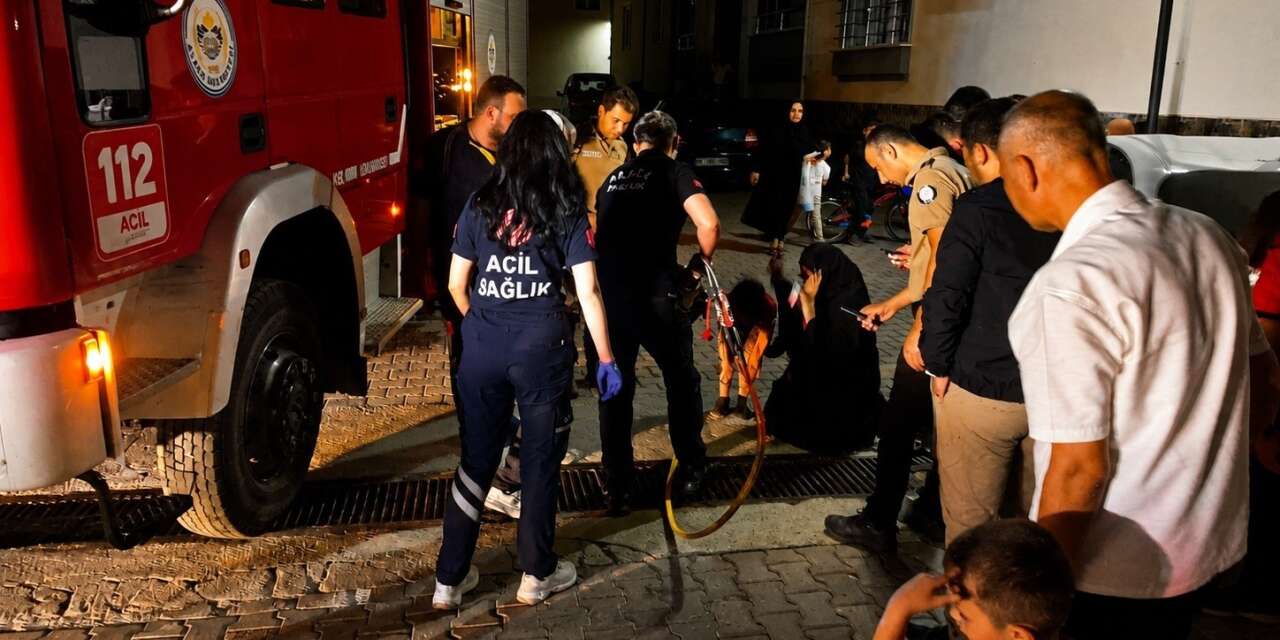 Çorum’da ayağı mazgala sıkışan çocuğu itfaiye kurtardı