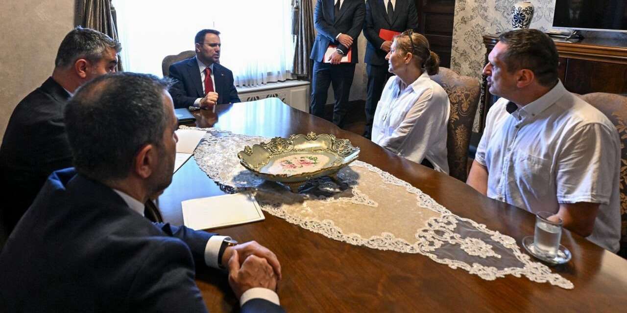 Bakan Gürlek, yorgun merminin isabet etmesi sonucu hayatını kaybeden Emir Yuşa’nın ailesiyle bir araya geldi