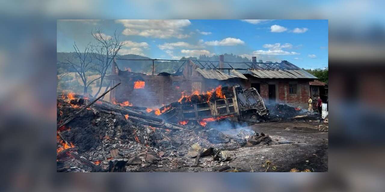 Kastamonu’da çıkan yangında ev, samanlık ve kamyon yandı